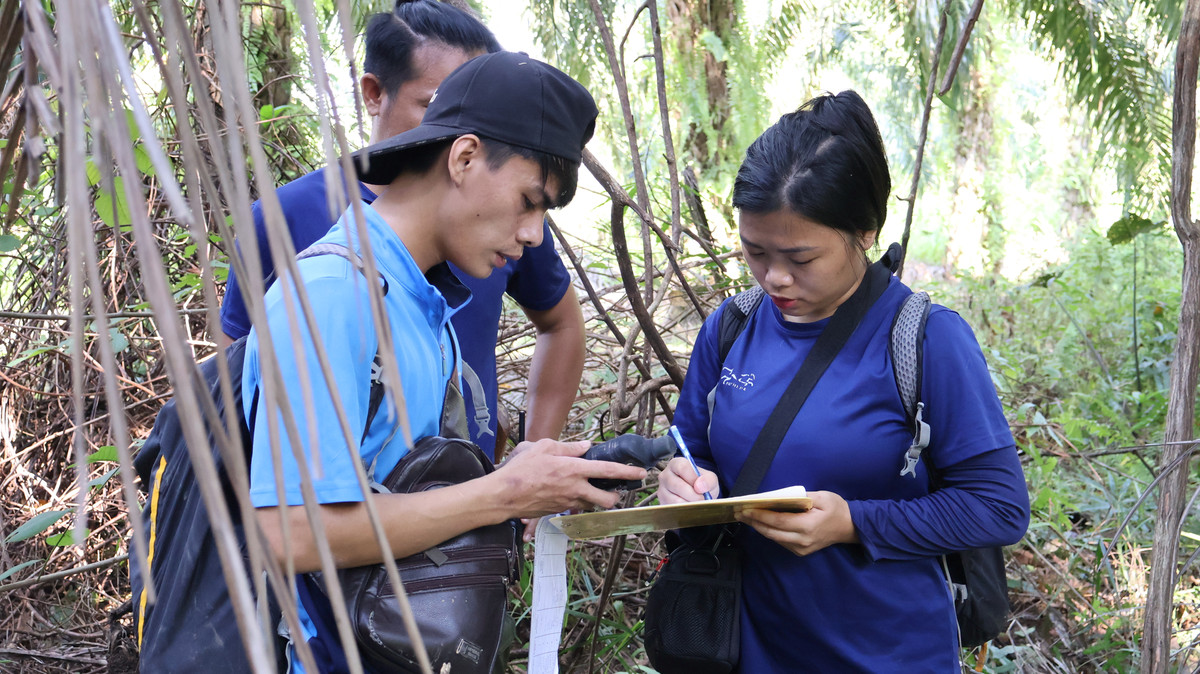 Beathres works alongside community members to collect field data during riparian reconnaissance for the Keramuak Community Conservation Area.
